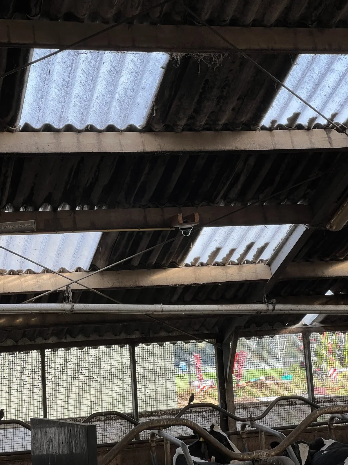 Technische installatie en bekabeling aan de wand van een stal