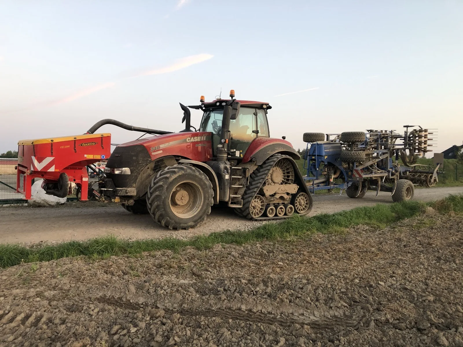 Trekker met landbouwmachines tijdens werkzaamheden op het land